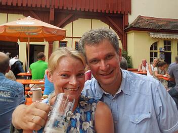 Prost! Auf den Erfolg ihres Gemeinschaftswerkes stoßen Autor Johannes Wilkes und Nichola Priestley als Illustratorin an.  Foto: pr