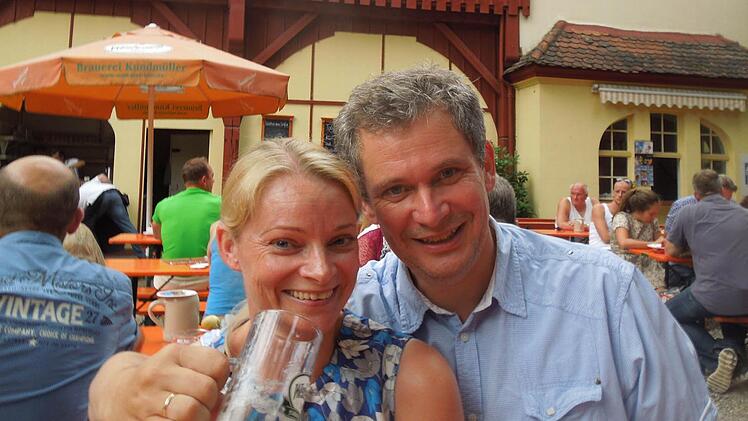 Prost! Auf den Erfolg ihres Gemeinschaftswerkes stoßen Autor Johannes Wilkes und Nichola Priestley als Illustratorin an.  Foto: pr