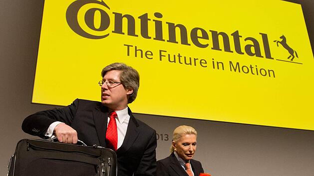 Maria-Elisabeth Schaeffler (rechts) und Georg F. W. Schaeffler bei der Hauptversammlung der Continental AG im Mai 2013 in Hannover. Der Automobil- und Industriezulieferer Schaeffler hat nun weitere Continental-Aktien verkauft und seinen Schuldenberg dadurch sp&uuml;rbar verkleinert. Foto: dpa