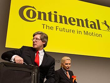 Maria-Elisabeth Schaeffler (rechts) und Georg F. W. Schaeffler bei der Hauptversammlung der Continental AG im Mai 2013 in Hannover. Der Automobil- und Industriezulieferer Schaeffler hat nun weitere Continental-Aktien verkauft und seinen Schuldenberg dadurch spürbar verkleinert. Foto: dpa