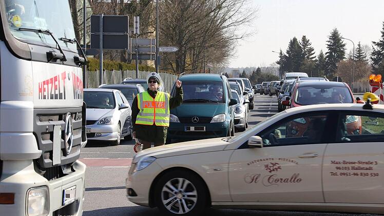 Die Polizei hat alle Hände voll zu tun.  Foto: Matthias Hoch