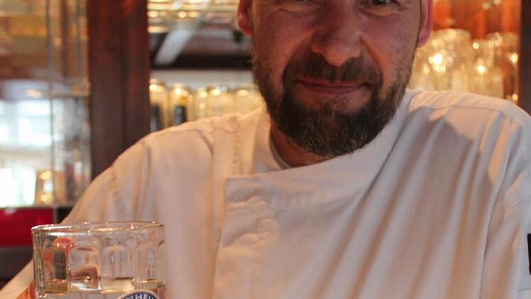 Matthias Metasch prostet mit Wasser im Bierkrug. Foto: Markus Häggberg