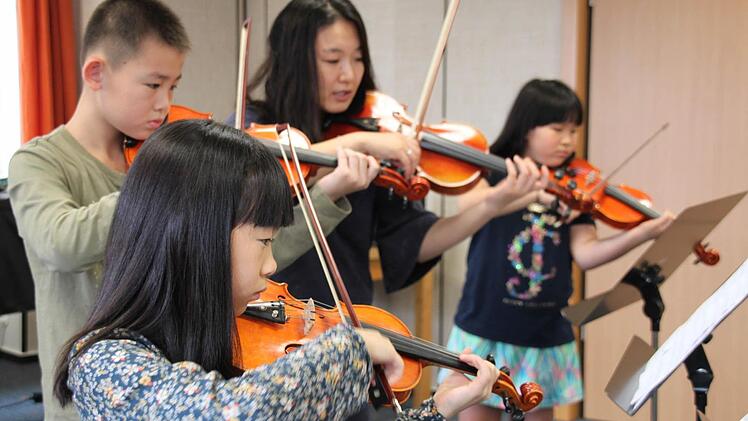 Hochkonzentriert und voller Begeisterung sind die kleinen Sch&uuml;ler aus Peking. Sie haben auch ihre Lehrerin Chunai Jin (3.v.l.) mitgebracht. Foto: Kerstin V&auml;th