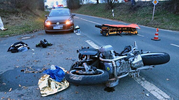 Bei einem Unfall auf der Kreisstra&szlig;e zwischen Stiebarlimbach und Schnaid im Landkreis Forchheim ist am Montag ein Motorradfahrer schwer verletzt worden. Foto: NEWS5 / Merzbach