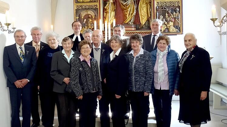 Pfarrer Georg Salzbrenner (5. v. l.) mit den Jubilaren Foto: privat