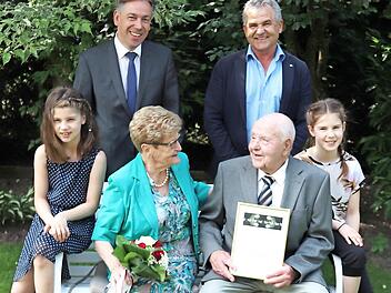 Das Jubelpaar Hans und Waltraud Schuster mit (von links) Enkeltochter Ina, Landrat Alexander Tritthart, Bürgermeister Ludwig Nagel und Enkeltochter Nele  Foto: Johanna Blum