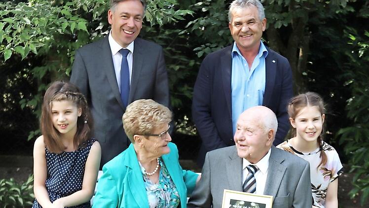 Das Jubelpaar Hans und Waltraud Schuster mit (von links) Enkeltochter Ina, Landrat Alexander Tritthart, Bürgermeister Ludwig Nagel und Enkeltochter Nele  Foto: Johanna Blum