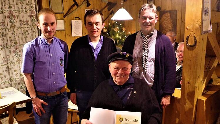 Die Landkreisehrennadel in Gold erhielt Heinz Ring vom Landratsstellverteter Gerhard Wunder (re.). Für die Flößergemeinschaft gratulierten 2. Vorsitzender Andreas Weiß (li.) und für die Stadt Wallenfels Bürgermeister Jens Korn.Gerd Fleischmann