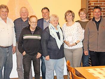 Der neue stellvertretende Vorsitzende Bernd Krauß (re.) bedankte sich bei seinem Vorgänger Günther Werner (li.) und bei den Geehrten Siegfried Gößl, Eberhard Rothlauf, Christian Bauer, Sigrid Kalb, Heike Krauß und Silke Barnikel (2. bis 7. v. li.). Foto: Alfred Thieret