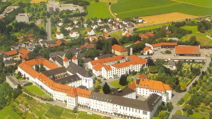 Das Mutterhaus der Armen Franziskanerinnen von der Heiligen Familie in Mallersdorf. 1869 konnten sie einen Teil des von Bamberger M&ouml;nchen gegr&uuml;ndeten Klosters beziehen.  Foto: Kloster Mallersdorf