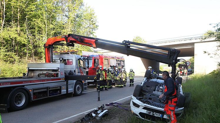 Auto &uuml;berschl&auml;gt sich: Zwei Verletzte bei schwerem Unfall auf Staatsstra&szlig;e