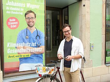 Der doppelte Johannes Wagner vor dem Pop-Up-Büro der Coburger Grünen in der Judengasse.Foto: Ulrike Nauer