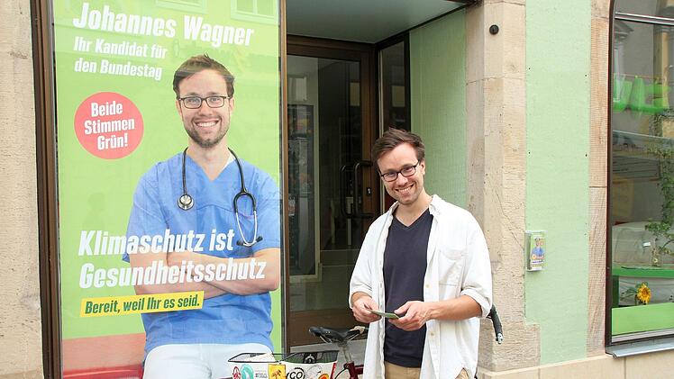 Der doppelte Johannes Wagner vor dem Pop-Up-Büro der Coburger Grünen in der Judengasse.Foto: Ulrike Nauer