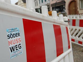 Mit Plakaten und Aufklebern machten die Initiatoren auf das Bürgerbegehren aufmerksam. Foto: Wolfgang Dünnebier