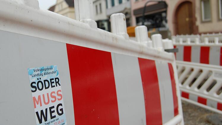 Mit Plakaten und Aufklebern machten die Initiatoren auf das Bürgerbegehren aufmerksam. Foto: Wolfgang Dünnebier