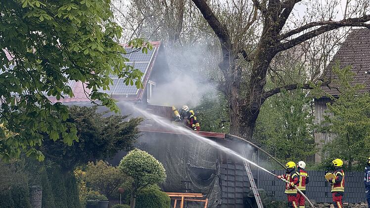 Brand in Konradsreuth: Anwohner im 100-Meter-Radius evakuiert