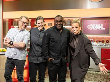 Diese Profis nehmen bei Moderatorin und Kollegin Zora Klipp (rechts) den Kochwettkampf mit Amateurk&ouml;chen auf (von links): Mario Kotaska, Viktoria Fuchs und Nelson M&uuml;ller.