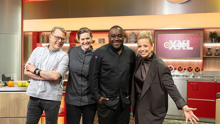 Diese Profis nehmen bei Moderatorin und Kollegin Zora Klipp (rechts) den Kochwettkampf mit Amateurk&ouml;chen auf (von links): Mario Kotaska, Viktoria Fuchs und Nelson M&uuml;ller.