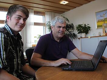 Bürgermeister Bernhard Storath (rechts) und der Internetbeauftragte der Gemeinde Ebensfeld, Tobias Walter, kümmern sich darum, dass schnellere Datenleitungen für die Bürger zur Verfügung stehen. Foto: Bastian Girg