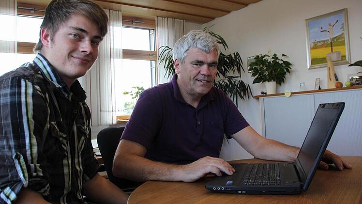 Bürgermeister Bernhard Storath (rechts) und der Internetbeauftragte der Gemeinde Ebensfeld, Tobias Walter, kümmern sich darum, dass schnellere Datenleitungen für die Bürger zur Verfügung stehen. Foto: Bastian Girg