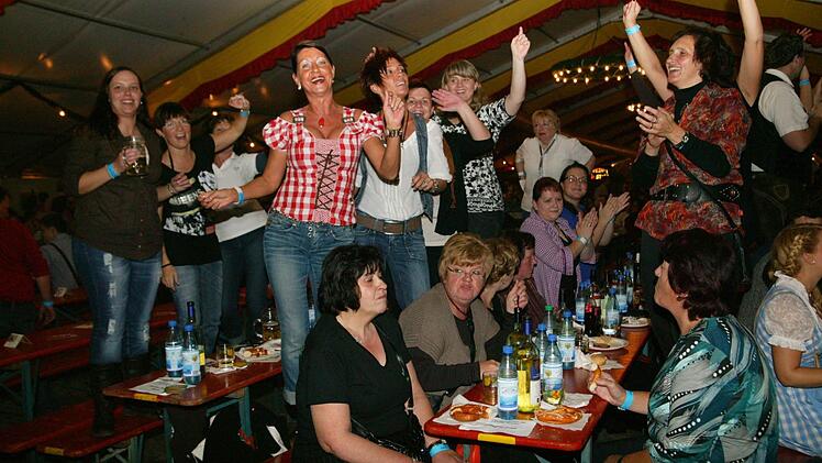 Auch am letzten Weinfestwochenende kochte die Stimmung im Abtswinder Festzelt.