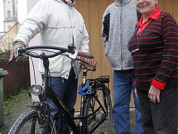 Mekonen  Taye Tamene freut sich über das tolle Geschenk von Manfred und  Margarete Lehmann.Foto: Pelke