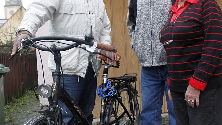 Mekonen  Taye Tamene freut sich über das tolle Geschenk von Manfred und  Margarete Lehmann.Foto: Pelke