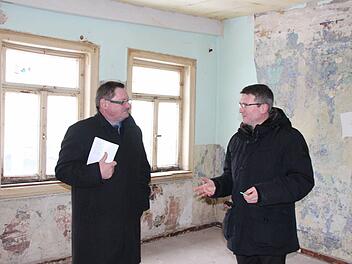 Staatssekretär Gerhard Eck und Wohnbaugeschäftsführer Andreas Heipp (rechts) bei der Besichtigung des Hauses Ketschengasse 42.