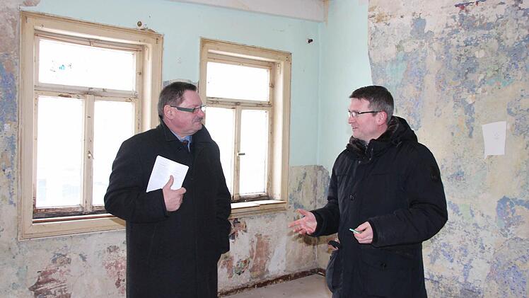Staatssekretär Gerhard Eck und Wohnbaugeschäftsführer Andreas Heipp (rechts) bei der Besichtigung des Hauses Ketschengasse 42.