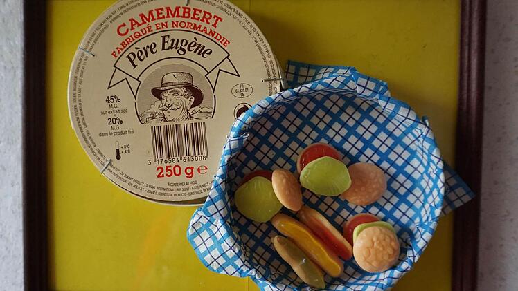 Spaßobjekt Camembert: "So ein Käse" nennt Götz den Überraschungsfund in der Schachtel - Haribo-Konfekt. Der Kenner hat keine Mühe, die Anspielung zu auszudeuten. Foto: Wolfgang Schoberth