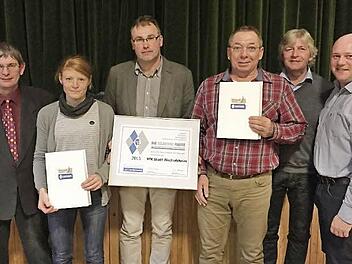 Der VfR Stadt Bischofsheim wurde mit dem Gütesiegel "Silberne Raute" des Bayerischen Fußballverbandes auszeichnet. Auf dem Foto (von links): Kreisehrenamtsbeauftragter Klaus Eisenmann, Anne Möller, Vorsitzender Axel Braun, stellvertretender Vorsitzender Manfred Markert, Abteilungsleiter Helmar Scheuring, und stellvertretender Bürgermeister Georg Seiffert.  Text/Foto:Marion Eckert/privat VfR Stadt Bischofsheim