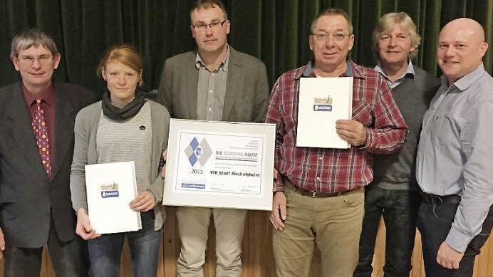 Der VfR Stadt Bischofsheim wurde mit dem Gütesiegel "Silberne Raute" des Bayerischen Fußballverbandes auszeichnet. Auf dem Foto (von links): Kreisehrenamtsbeauftragter Klaus Eisenmann, Anne Möller, Vorsitzender Axel Braun, stellvertretender Vorsitzender Manfred Markert, Abteilungsleiter Helmar Scheuring, und stellvertretender Bürgermeister Georg Seiffert.  Text/Foto:Marion Eckert/privat VfR Stadt Bischofsheim
