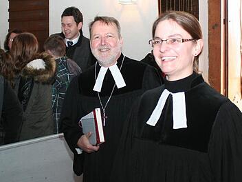 Dekan Johannes Ivo Huber begleitete die freudestrahlende Tabea Richter in die Kirche. Foto: Evi Seeger