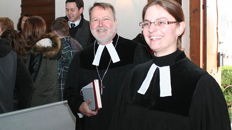 Dekan Johannes Ivo Huber begleitete die freudestrahlende Tabea Richter in die Kirche. Foto: Evi Seeger
