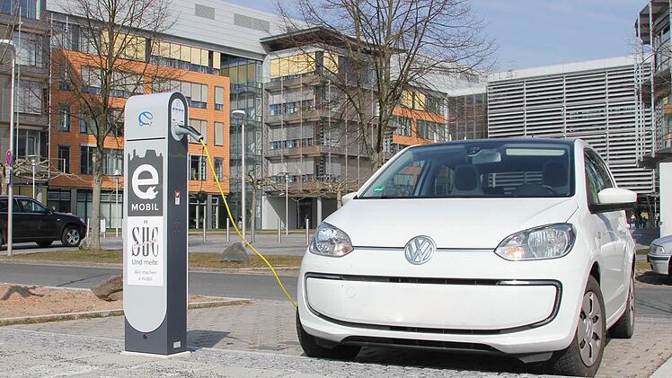 Sprit aus der Steckdose: An vielen regionalen Unternehmen können Besitzer von Elektro-Autos ihre Fahrzeuge aufladen.  Foto: Pack