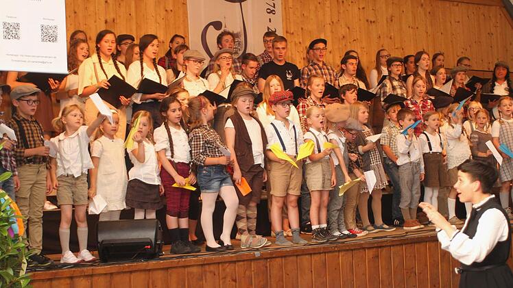 Um den Nachwuchs braucht es die "Sängerlust" nicht bange zu sein, hier der gemeinsame Auftritt der "Teenies", der "Wallburgspatzen" und des Jugendchors "Cantarella" mit Chorleiterin Sonja Wissmüller.