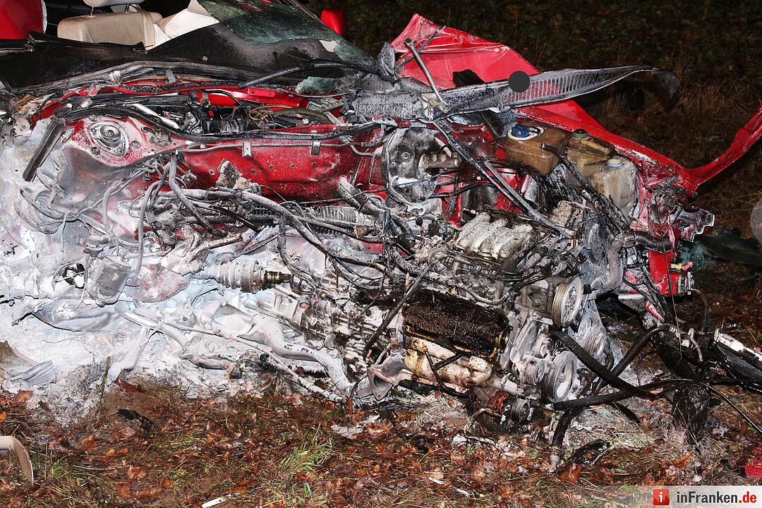 Schwerer Unfall bei Neuenmarkt - Fahrer überlebt schwerverletzt
