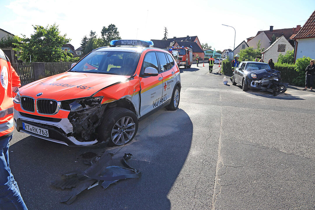 Einsatzfahrt endet in Verkehrsunfall - Mini und Notarzteinsatzfahrzeug kollidieren - Zwei Verletzte ins Krankenhaus