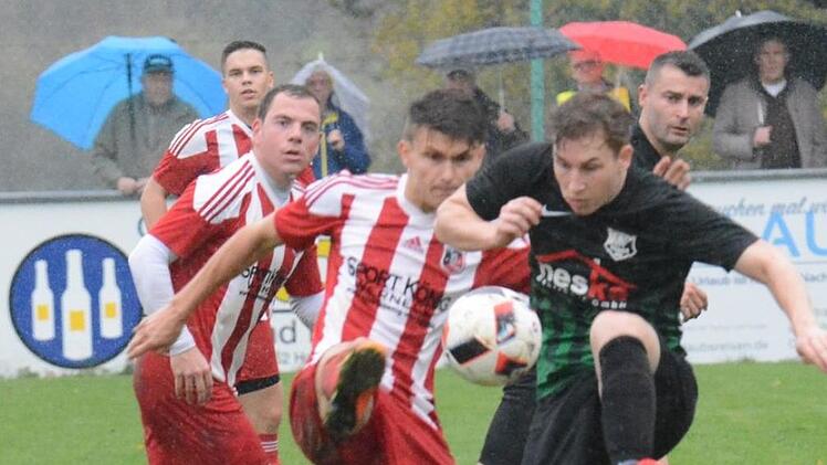 Wurde bei seiner Auswechslung kurz vor Spielende zu Recht mit Szenenapplaus bedacht: Dominik Halbig (links), der Fuchsstadt mit 2:0 in Führung schoss.ssp
