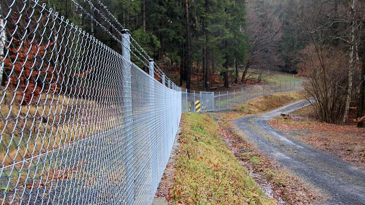 Viel Sicherheit um die Schule herum: Das Bundeswehrgelände ist mittlerweile  eingezäunt. Foto: Julia Raab
