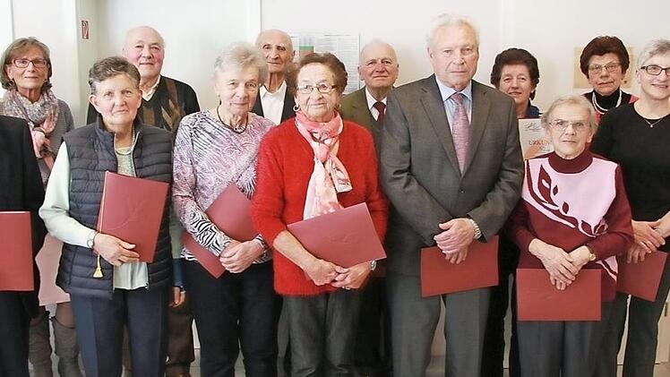 Die geehrten Mitglieder mit dem neu ernannten Ehrenmitglied Frieda Lengenfelder (4. v. l.), mit auf dem Bild Vorsitzende Barbara Schmitt (3. v. l.)