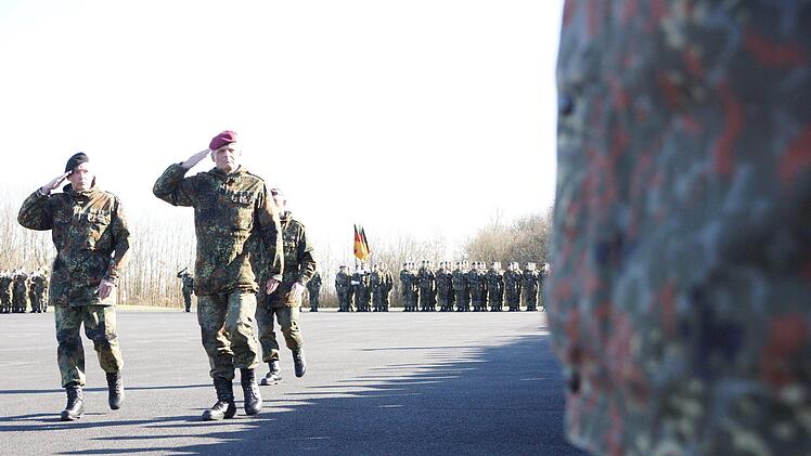 Zeremonie: Brigadegeneral Andreas Hannemann (rechts) schreitet mit Generalmajor Norbert Wagner, Kommandeur Ausbildungskommando, die Front der Soldaten ab. Foto: Arkadius Guzy