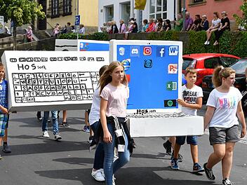 Mittelschüler zeigten sich beim Kinderfestzug gut vernetzt in der digitalen Welt.Alle Fotos: Ronald Rinklef