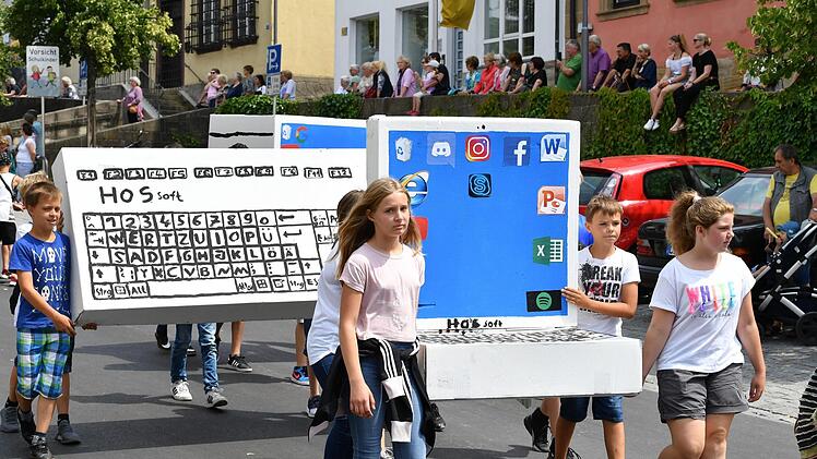 Mittelschüler zeigten sich beim Kinderfestzug gut vernetzt in der digitalen Welt.Alle Fotos: Ronald Rinklef