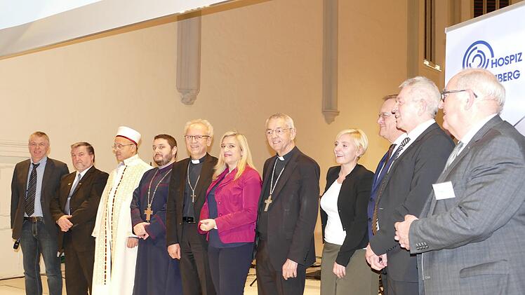 Die Unterzeichner der Charta mit Schirmherrin, Festrednerin und Moderator.                    Foto: Marion Krüger-Hundrup