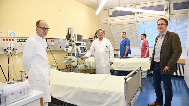 Krisenvorbereitungen: Heinrich Iro, Ärztlicher Direktor der Uniklinik (l.) und  Jürgen Schüttler, Direktor der Anästhesie, zeigten Erlangens OB Florian Janik (r.) eine innerhalb von einer Woche neu eingerichtete Intensivstation in der ehemaligen Schmerzambulanz. Franziska Männel/ Uniklinik