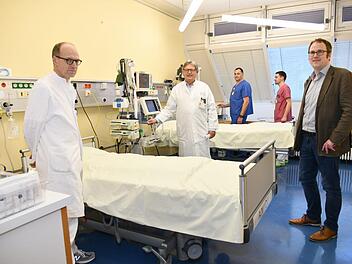 Krisenvorbereitungen: Heinrich Iro, Ärztlicher Direktor der Uniklinik (l.) und  Jürgen Schüttler, Direktor der Anästhesie, zeigten Erlangens OB Florian Janik (r.) eine innerhalb von einer Woche neu eingerichtete Intensivstation in der ehemaligen Schmerzambulanz. Franziska Männel/ Uniklinik