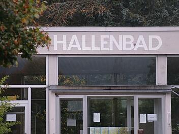 Weil die Stahlkonstruktion im Dach des Hallenbades von Rost angegriffen wird, bleibt das alte Hallenbad geschlossen - wahrscheinlich für immer.