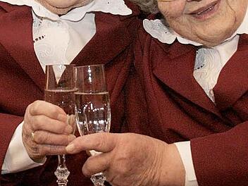 Die  Zwillingsschwestern Margarete (links) und Barbara feiern am morgigen Donnerstag ihren 90.Geburtstag.  Foto: Alexander Hartmann