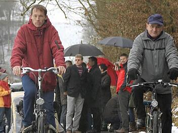 Martijn Vervoort (links) und Helmut Rotschedl (rechts) aus Morlesau kamen mit dem Rad zur Übergabe. Fotos: Markus Reeh